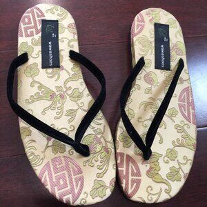 Wawashoes Asian-inspired flipflops - New w/o Tags - Size 6